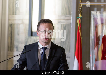 Rom, Italien. 8. März 2017. Der italienische Außenminister Anglelino Alfano und ungarische Außenminister Péter Szijjártó halten fand eine Pressekonferenz statt, bei der Herr Szijjártó auf Ungarns neues Gesetz zwingt Asylbewerber in Haftanstalten in Frage gestellt wird. Bildnachweis: Stephen Bisgrove/Alamy Live-Nachrichten Stockfoto