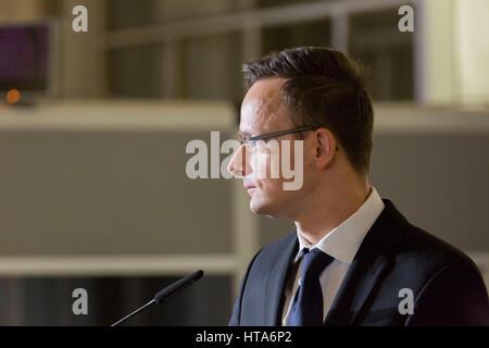 Rom, Italien. 8. März 2017. Der italienische Außenminister Anglelino Alfano und ungarische Außenminister Péter Szijjártó halten fand eine Pressekonferenz statt, bei der Herr Szijjártó auf Ungarns neues Gesetz zwingt Asylbewerber in Haftanstalten in Frage gestellt wird. Bildnachweis: Stephen Bisgrove/Alamy Live-Nachrichten Stockfoto