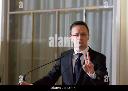 Rom, Italien. 8. März 2017. Der italienische Außenminister Anglelino Alfano und ungarische Außenminister Péter Szijjártó halten fand eine Pressekonferenz statt, bei der Herr Szijjártó auf Ungarns neues Gesetz zwingt Asylbewerber in Haftanstalten in Frage gestellt wird. Bildnachweis: Stephen Bisgrove/Alamy Live-Nachrichten Stockfoto