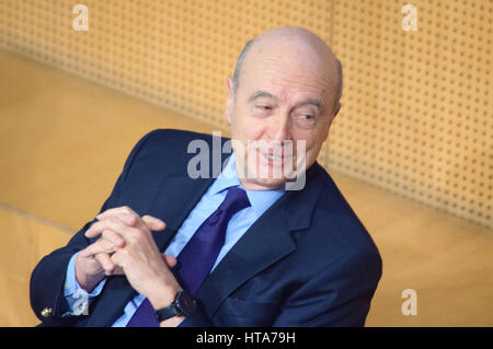 Paris, Frankreich. 8. März 2017. Alain JUPPÉ, ehemalige französische Prime Minister und Minister für auswärtige Angelegenheiten, ist eine Konferenz an der Paris School of International Affairs (PSIA), Teil von Sciences Po Paris geben. Bildnachweis: Laurent Poinet/Alamy Live-Nachrichten Stockfoto