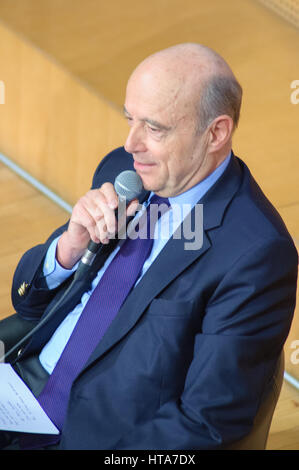 Paris, Frankreich. 8. März 2017. Alain JUPPÉ, ehemalige französische Prime Minister und Minister für auswärtige Angelegenheiten, ist eine Konferenz an der Paris School of International Affairs (PSIA), Teil von Sciences Po Paris geben. Bildnachweis: Laurent Poinet/Alamy Live-Nachrichten Stockfoto