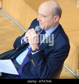 Paris, Frankreich. 8. März 2017. Alain JUPPÉ, ehemalige französische Prime Minister und Minister für auswärtige Angelegenheiten, ist eine Konferenz an der Paris School of International Affairs (PSIA), Teil von Sciences Po Paris geben. Bildnachweis: Laurent Poinet/Alamy Live-Nachrichten Stockfoto