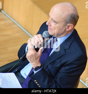 Paris, Frankreich. 8. März 2017. Alain JUPPÉ, ehemalige französische Prime Minister und Minister für auswärtige Angelegenheiten, ist eine Konferenz an der Paris School of International Affairs (PSIA), Teil von Sciences Po Paris geben. Bildnachweis: Laurent Poinet/Alamy Live-Nachrichten Stockfoto