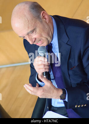 Paris, Frankreich. 8. März 2017. Alain JUPPÉ, ehemalige französische Prime Minister und Minister für auswärtige Angelegenheiten, ist eine Konferenz an der Paris School of International Affairs (PSIA), Teil von Sciences Po Paris geben. Bildnachweis: Laurent Poinet/Alamy Live-Nachrichten Stockfoto