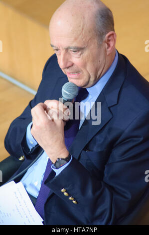 Paris, Frankreich. 8. März 2017. Alain JUPPÉ, ehemalige französische Prime Minister und Minister für auswärtige Angelegenheiten, ist eine Konferenz an der Paris School of International Affairs (PSIA), Teil von Sciences Po Paris geben. Bildnachweis: Laurent Poinet/Alamy Live-Nachrichten Stockfoto