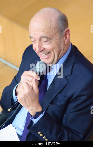 Paris, Frankreich. 8. März 2017. Alain JUPPÉ, ehemalige französische Prime Minister und Minister für auswärtige Angelegenheiten, ist eine Konferenz an der Paris School of International Affairs (PSIA), Teil von Sciences Po Paris geben. Bildnachweis: Laurent Poinet/Alamy Live-Nachrichten Stockfoto