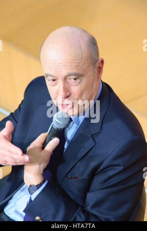Paris, Frankreich. 8. März 2017. Alain JUPPÉ, ehemalige französische Prime Minister und Minister für auswärtige Angelegenheiten, ist eine Konferenz an der Paris School of International Affairs (PSIA), Teil von Sciences Po Paris geben. Bildnachweis: Laurent Poinet/Alamy Live-Nachrichten Stockfoto