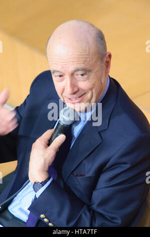 Paris, Frankreich. 8. März 2017. Alain JUPPÉ, ehemalige französische Prime Minister und Minister für auswärtige Angelegenheiten, ist eine Konferenz an der Paris School of International Affairs (PSIA), Teil von Sciences Po Paris geben. Bildnachweis: Laurent Poinet/Alamy Live-Nachrichten Stockfoto