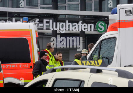 Düsseldorf, Deutschland. 9. März 2017. Krankenwagen vor dem Flughafen in Düsseldorf, Deutschland, 9. März 2017. Zahlreiche Straßen wurden geschlossen und Menschen evakuiert nach der Entdeckung einer zweiten Weltkriegs-Bombe in der Stadt. Foto: Roland Weihrauch/Dpa/Alamy Live News Stockfoto