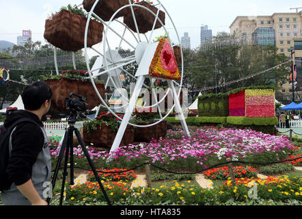 Hong Kong, China. 9. März 2017. Ein Reporter fotografiert während der Vorschau des Hong Kong Flower Show im Victoria Park in Hongkong, Südchina, 9. März 2017. Die Blumenschau wird von 10 bis 19 März dieses Jahres stattfinden. Bildnachweis: Li Peng/Xinhua/Alamy Live-Nachrichten Stockfoto