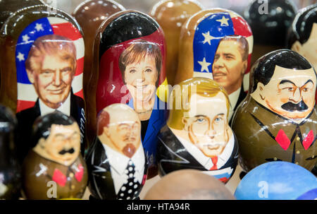 Moskau, Russland. 9. März 2017. Bilder von Bundeskanzlerin Angela Merkel und dem Präsidenten der USA Donald Trump als auch Stalin, Lenin und Putin auf Matroschka Puppen in einem Souvenirladen in Moskau, Russland, 9. März 2017. Merkel trifft sich mit Trumpf in Washington am kommenden Dienstag (14.03.17). Foto: Kay Nietfeld/Dpa/Alamy Live News Stockfoto