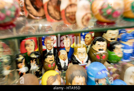 Moskau, Russland. 9. März 2017. Bilder von Bundeskanzlerin Angela Merkel und dem Präsidenten der USA Donald Trump als auch Stalin, Lenin und Putin auf Matroschka Puppen in einem Souvenirladen in Moskau, Russland, 9. März 2017. Merkel trifft sich mit Trumpf in Washington am kommenden Dienstag (14.03.17). Foto: Kay Nietfeld/Dpa/Alamy Live News Stockfoto