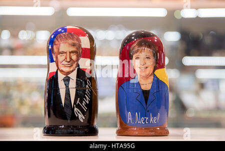 Moskau, Russland. 9. März 2017. Bilder von Bundeskanzlerin Angela Merkel und dem Präsidenten der USA Donald Trump auf Matroschka Puppen in einem Souvenirladen in Moskau, Russland, 9. März 2017. Merkel trifft sich mit Trumpf in Washington am kommenden Dienstag (14.03.17). Foto: Kay Nietfeld/Dpa/Alamy Live News Stockfoto