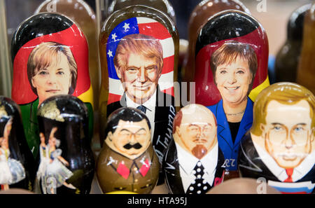 Moskau, Russland. 9. März 2017. Bilder von Bundeskanzlerin Angela Merkel und dem Präsidenten der USA Donald Trump als auch Stalin, Lenin und Putin auf Matroschka Puppen in einem Souvenirladen in Moskau, Russland, 9. März 2017. Merkel trifft sich mit Trumpf in Washington am kommenden Dienstag (14.03.17). Foto: Kay Nietfeld/Dpa/Alamy Live News Stockfoto