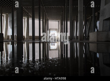 Datteln, Deutschland. 3. März 2017. Dpatopimages - ein Blick auf die Kühlung Turm in das fast fertige Kraftwerk in Datteln, Deutschland, 3. März 2017. Der Bau wurde für einige Jahre wegen Klagen ausgesetzt. Es bleibt abzuwarten, ob die Station immer an das Stromnetz angeschlossen wird und wenn es ist, ob es als profitabel erweisen. Das Unternehmen besitzt die Station Uniper (ehemals Eon), hat angekündigt, dass dies das letzte Mal sein solche Station, es wird zu konstruieren. Foto: Bernd Thissen/Dpa/Alamy Live News Stockfoto