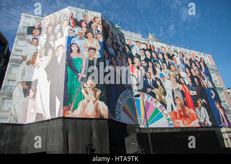 London, UK. 9. März 2017. Ein Riesenposter in Knightsbridge für eine Gebäude-Fassade mit dem Titel "Unsere Fans von Peter Blake" mit verschiedenen prominenten aus dem Kino, pop und Show-Business Credit: Amer Ghazzal/Alamy Live-Nachrichten Stockfoto