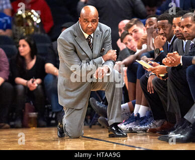 New York, USA. 8. März 2017. Georgetown Cheftrainer John Thompson III während der ersten Runde Big East Turnier spielen im Madison Square Garden in New York City. St Johns Red Storm besiegte die Georgetown Hoyas 74-73. Duncan Williams/CSM/Alamy Live-Nachrichten Stockfoto