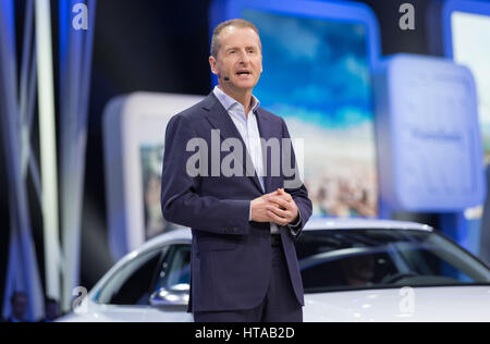 Genf, Schweiz. 7. März 2017. Herbert Diess, Vorsitzender der Marke Volkswagen Pkw, präsentiert die neuen VW Arteon R-Line auf der 87. Genfer Autosalon in Genf, Schweiz, 7. März 2017. -KEIN Draht-SERVICE - Foto: Friso Gentsch/Dpa/Alamy Live News Stockfoto