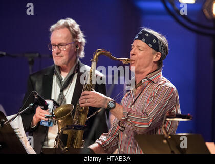 Berlin, Deutschland. 6. März 2017. Musiker John Helliwell (l-R, Supertramp) und Bill Evans (Miles Davis Band) führen Sie während des Konzerts der Man Doki und Seelenverwandte im Konzerthaus am Gendarmenmarkt in Berlin, Deutschland, 6. März 2017. Nach Paris und London versammelt Musiker Leslie Mandoki seine Allstar Band mit internationalen Jazz- und Rock-Legenden für das Deutschland-Konzert in Berlin. Foto: Soeren Stache/Dpa/Alamy Live News Stockfoto