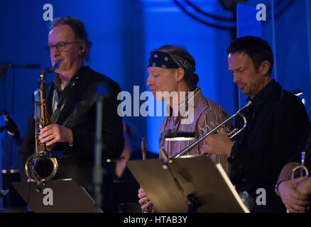 Berlin, Deutschland. 6. März 2017. Musiker (l-R) John Helliwell (Supertramp), Bill Evans (Miles Davis Band) und Till Broenner führen während des Konzerts der Man Doki und Seelenverwandte im Konzerthaus am Gendarmenmarkt in Berlin, Deutschland, 6. März 2017. Nach Paris und London versammelt Musiker Leslie Mandoki seine Allstar Band mit internationalen Jazz- und Rock-Legenden für das Deutschland-Konzert in Berlin. Foto: Soeren Stache/Dpa/Alamy Live News Stockfoto