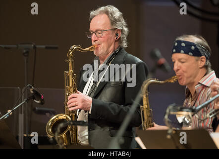 Berlin, Deutschland. 6. März 2017. Musiker John Helliwell (l, Supertramp) und Bill Evans (Miles Davis Band) führen Sie während des Konzerts der Man Doki und Seelenverwandte im Konzerthaus am Gendarmenmarkt in Berlin, Deutschland, 6. März 2017. Nach Paris und London versammelt Musiker Leslie Mandoki seine Allstar Band mit internationalen Jazz- und Rock-Legenden für das Deutschland-Konzert in Berlin. Foto: Soeren Stache/Dpa/Alamy Live News Stockfoto