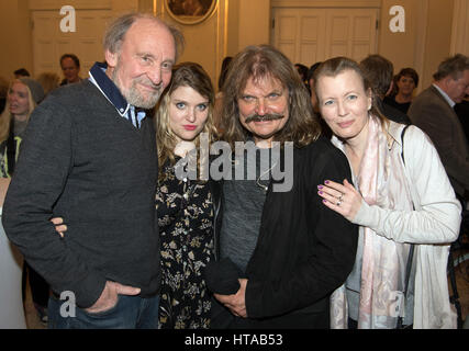 Berlin, Deutschland. 6. März 2017. Musiker Leslie Mandoki (2. R), seine Tochter Lara (2 l), Schauspieler Michael Mendl (l) und seine Freundin Gesine Friedmann (r), fotografiert beim Konzert der Man Doki und Seelenverwandte im Konzerthaus am Gendarmenmarkt in Berlin, Deutschland, 6. März 2017. Nach Paris und London versammelt Musiker Leslie Mandoki seine Allstar Band mit internationalen Jazz- und Rock-Legenden für das Deutschland-Konzert in Berlin. Foto: Soeren Stache/Dpa/Alamy Live News Stockfoto