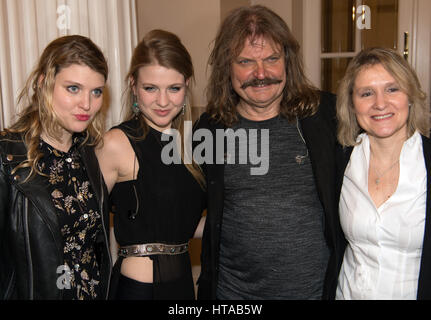 Leslie Mandoki mit seinen Töchtern Lara und Julia bei der ...