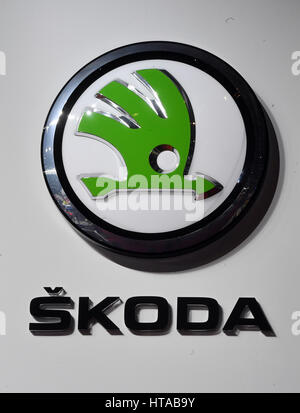 Genf, Schweiz. 7. März 2017. Ein Skoda-Logo, fotografiert während der zweiten Pressetag auf der 87. Genfer Autosalon in Genf, Schweiz, 7. März 2017. Foto: Uli Deck/Dpa/Alamy Live News Stockfoto