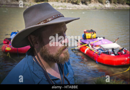 Idaho, USA. 4. August 2013. Eine große Gruppe von Freunden nehmen Boote, Kajaks und Entchen auf den Middle Fork des Salmon River in Idaho Frank Kirche Fluss von No zurück Wildnis befindet sich in Zentral-Idaho. Der Sommer Fahrt inklusive camping für eine Woche mit Zelten und Hängematten, feuert Angeln auf Forelle, Kochen, leckere Gerichte, Bier, Wein, heißen Quellen, Strände, Schwimmen, Camp, Kubb spielen und genießen Sie viel Höhensonne. Der Fluss Funktionen Stromschnellen, Wasserfälle, Felsen und Höhlen mit Hieroglyphen. Der Middle Fork des Salmon River ist ein 104-Meile-langen Fluss in Zentral-Idaho in Stockfoto