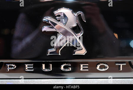 Genf, Schweiz. 7. März 2017. Ein Peugeot-Logo, fotografiert während der zweiten Pressetag auf der 87. Genfer Autosalon in Genf, Schweiz, 7. März 2017. Foto: Uli Deck/Dpa/Alamy Live News Stockfoto