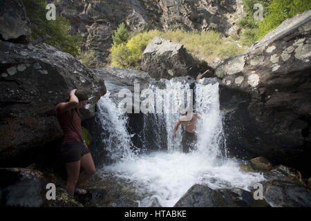 Idaho, USA. 4. August 2013. Eine große Gruppe von Freunden nehmen Boote, Kajaks und Entchen auf den Middle Fork des Salmon River in Idaho Frank Kirche Fluss von No zurück Wildnis befindet sich in Zentral-Idaho. Der Sommer Fahrt inklusive camping für eine Woche mit Zelten und Hängematten, feuert Angeln auf Forelle, Kochen, leckere Gerichte, Bier, Wein, heißen Quellen, Strände, Schwimmen, Camp, Kubb spielen und genießen Sie viel Höhensonne. Der Fluss Funktionen Stromschnellen, Wasserfälle, Felsen und Höhlen mit Hieroglyphen. Der Middle Fork des Salmon River ist ein 104-Meile-langen Fluss in Zentral-Idaho in Stockfoto