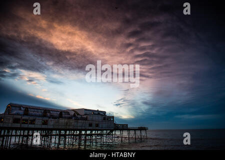 Aberystwyth, Wales, UK. 9. März 2017. UK Wetter: Dramatische Belichtungsverhältnisse Wolken bilden bei Sonnenuntergang über Pier in Aberystwyth, am Ende eines Tages von warmen, Frühlingssonne an der Westküste Wales mit Temperaturen bis zu niedrigen Teenager Celsius Foto Credit: Keith Morris/Alamy Live News Stockfoto