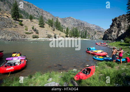 Idaho, USA. 4. August 2013. Eine große Gruppe von Freunden nehmen Boote, Kajaks und Entchen auf den Middle Fork des Salmon River in Idaho Frank Kirche Fluss von No zurück Wildnis befindet sich in Zentral-Idaho. Der Sommer Fahrt inklusive camping für eine Woche mit Zelten und Hängematten, feuert Angeln auf Forelle, Kochen, leckere Gerichte, Bier, Wein, heißen Quellen, Strände, Schwimmen, Camp, Kubb spielen und genießen Sie viel Höhensonne. Der Fluss Funktionen Stromschnellen, Wasserfälle, Felsen und Höhlen mit Hieroglyphen. Der Middle Fork des Salmon River ist ein 104-Meile-langen Fluss in Zentral-Idaho in Stockfoto