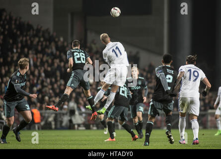 Dänemark, Kopenhagen, März 9. 2017. Andreas Cornelius (11) der FC Kopenhagen gesehen in eine Herausforderung mit Nick Viergever (26) von Ajax in der Europa League 16 Spiel zwischen FC Kopenhagen und Ajax Amsterdam bei Telia Parken. Stockfoto