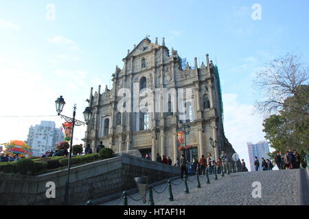 Macao, China. 9. März 2017. Die Ruinen der St. Pauls sind die Ruinen eines aus dem 17. Jahrhundert-Komplexes in Macau, China. Es enthält, was ursprünglich St. Pauls College und die Chiesa di San Paolo auch bekannt als "Mater Dei", eine aus dem 17. Jahrhundert portugiesische Kirche gewidmet Saint Paul der Apostel. Jetzt sind die Ruinen eines der bekanntesten Wahrzeichen Macaus. Im Jahr 2005 wurden sie offiziell als Teil des historischen Zentrums von Macau, ein UNESCO-Weltkulturerbe aufgeführt. Bildnachweis: SIPA Asien/ZUMA Draht/Alamy Live-Nachrichten Stockfoto