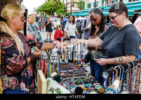 Miami Beach, Florida, Ocean Drive, Art déco-Wochenende, Gemeindefest, Straßenhändler Stände Stand Markt Markt Markt, Stand, Shopping Shopper Stockfoto