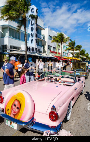 Florida South, Miami Beach, Ocean Drive, Art déco-Wochenende, Gemeindefest, Straßenmesse, Oldtimer-Show, 1956, Ford, Thunderbird, Cabriolet, Pink, Kunden Stockfoto