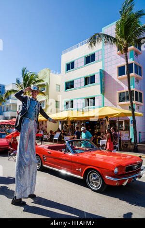 Florida South, Miami Beach, Ocean Drive, Art déco-Wochenende, Gemeindefest, Straßenmesse, Oldtimer-Show, 1966, Ford, Mustang, Cabriolet, rot, performe Stockfoto