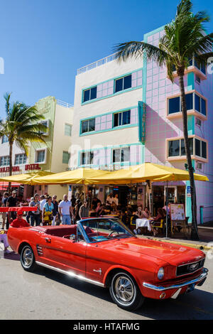 Miami Beach, Florida, Ocean Drive, Art déco-Wochenende, Gemeindefest, Straßenmesse, Oldtimer-Show, 1966, Ford, Mustang, Cabriolet, rot, Starlite Hotel, FL17 Stockfoto