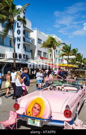 Florida South, Miami Beach, Ocean Drive, Art déco-Wochenende, Gemeindefest, Straßenmesse, Oldtimer-Show, 1956, Ford, Thunderbird, Cabriolet, Pink, Kunden Stockfoto