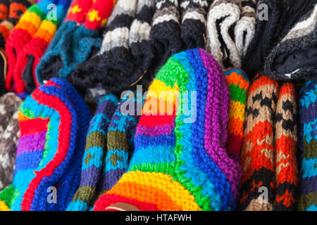 Bunte Wollsocken lag auf den Markt-Zähler in Amsterdam Stockfoto