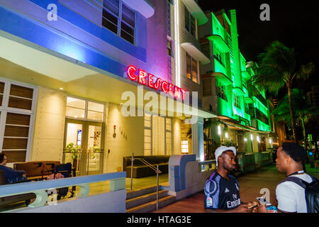 Florida South, Miami Beach, Ocean Drive, historisches Art déco-Viertel, Crescent Hotel, Schild, Neon, Veranda, Fassade, Schwarze Schwarze Afrikaner, ethnische Minderheit, A Stockfoto