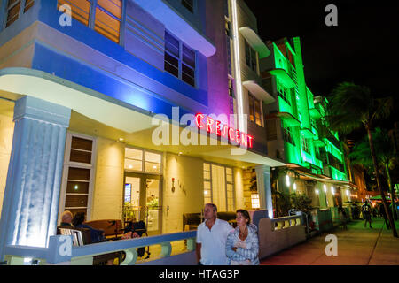 Florida South, Miami Beach, Ocean Drive, historisches Art déco-Viertel, Crescent Hotel, Schild, Neon, Veranda, Fassade, Paar, Erwachsene Erwachsene Männer Männer, Frauen fe Stockfoto