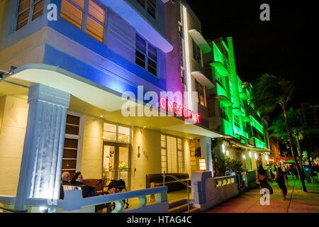 Florida South, Miami Beach, Ocean Drive, historisches Art déco-Viertel, Crescent Hotel, Schild, Neon, Veranda, Fassade, Abend, Nacht, Besucher reisen zu Stockfoto