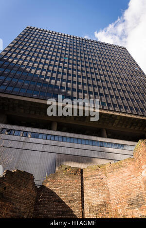 140 London Wall Bau- und darunter Bastion 14 von London City Wall - der mittelalterliche Bau auf den Resten eines Roman Wall, City of London, E Stockfoto