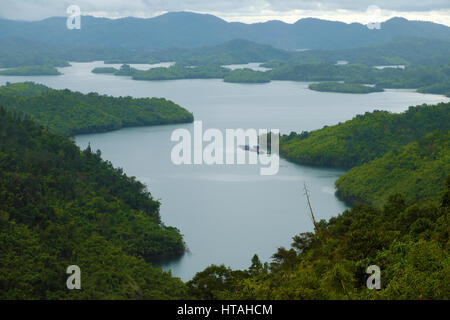 Erstaunlich Ökosystem See mit wundervollen Form der Hügel rund um den See, grünen Wald auf dem Berg Kette müssen bewahrt für Umwelt in den Klimawandel Stockfoto