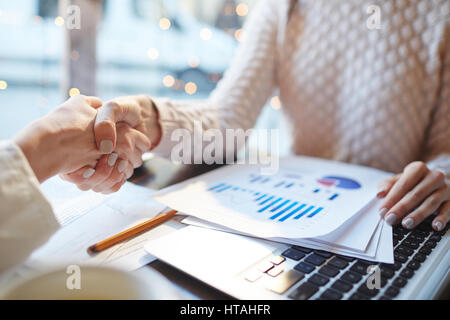 Handschlag von Geschäftspartnern nach Verhandlung Stockfoto