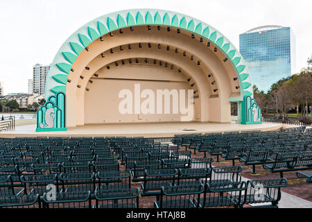 Das historische Walt Disney Amphitheater am Lake Eola Park in Orlando, Florida. Lake Eola Park befindet sich im Herzen von Downtown Orlando. Stockfoto