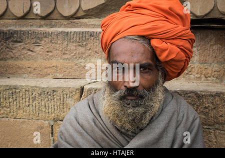 Porträt eines bärtigen Mannes in Varanasi, Indien Stockfoto