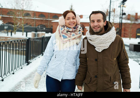 Aktive paar in Winterwear Zeit im Freien verbringen Stockfoto